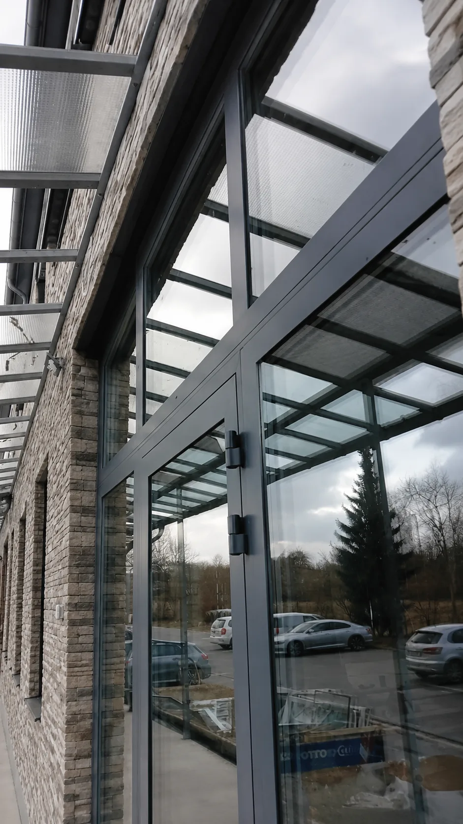 Doppelfenster in einem Holzrahmen mit gelbem Dichtungsband