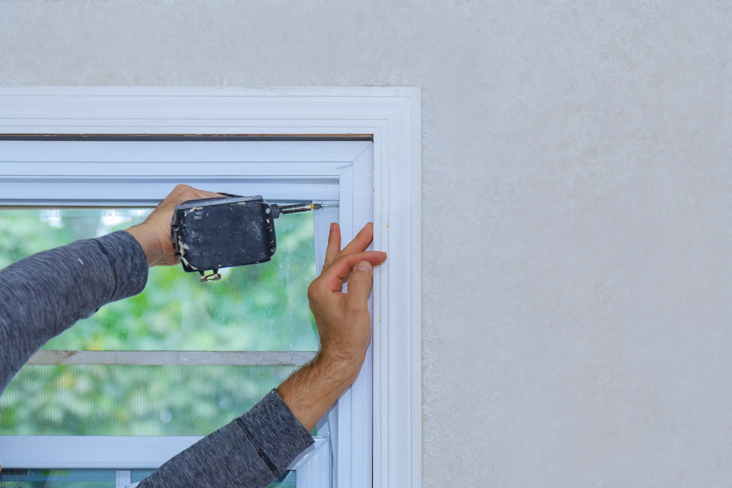 Montage eines Fensters mit Schraubendreher, Fokus auf präzise Arbeiten