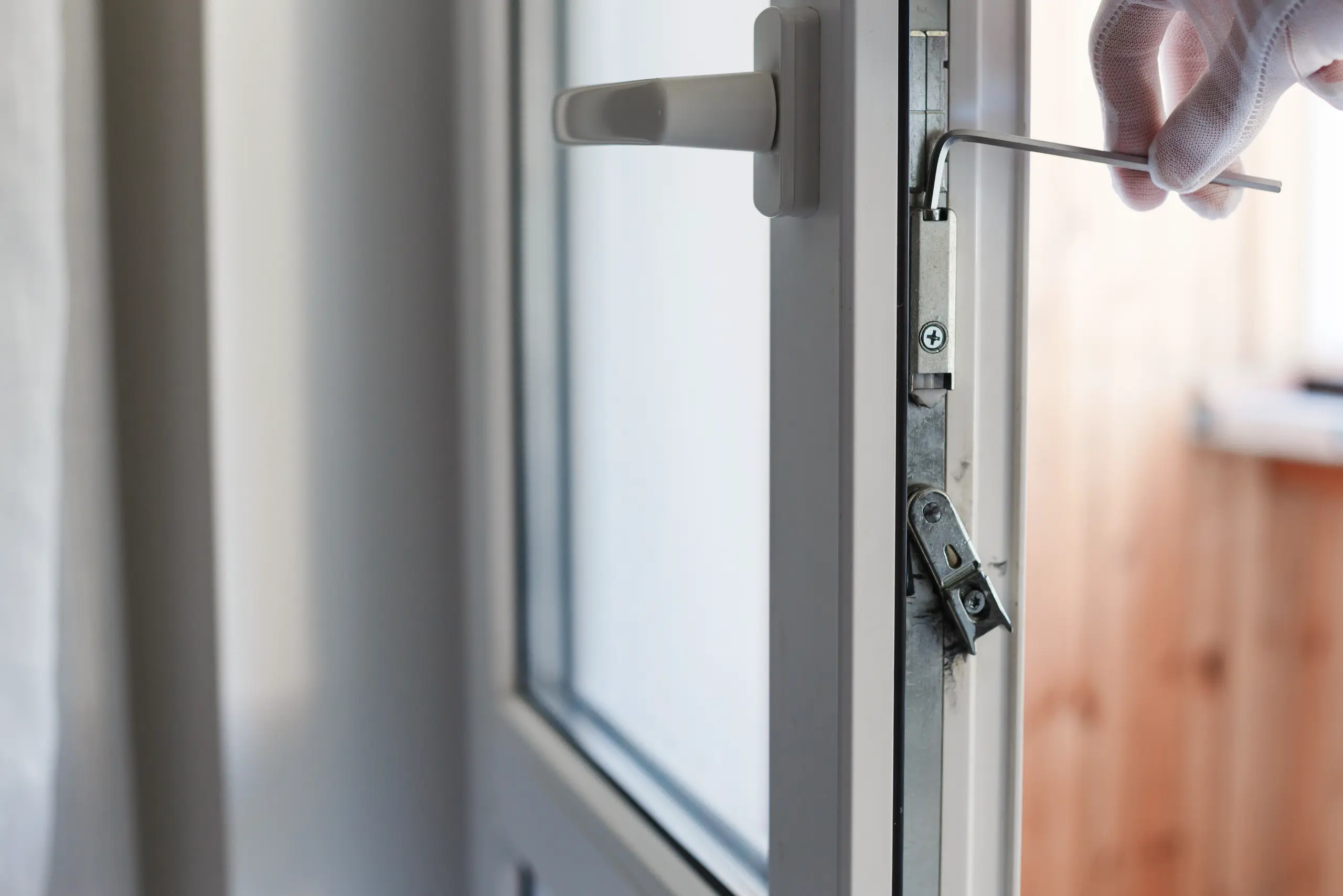 Installation eines PVC Fensters mit einem Schraubenschlüssel