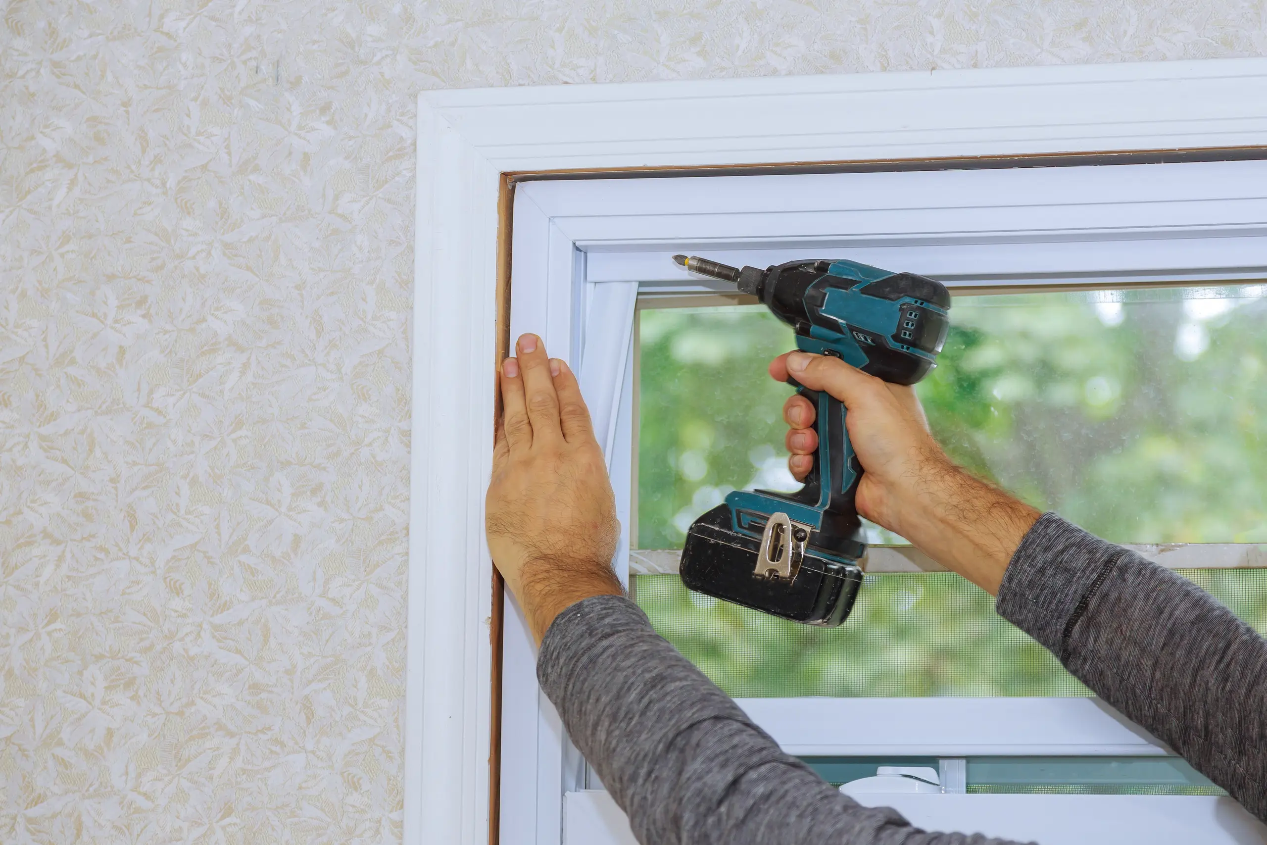 Montage eines PVC Fensters mit elektrischem Schraubendreher