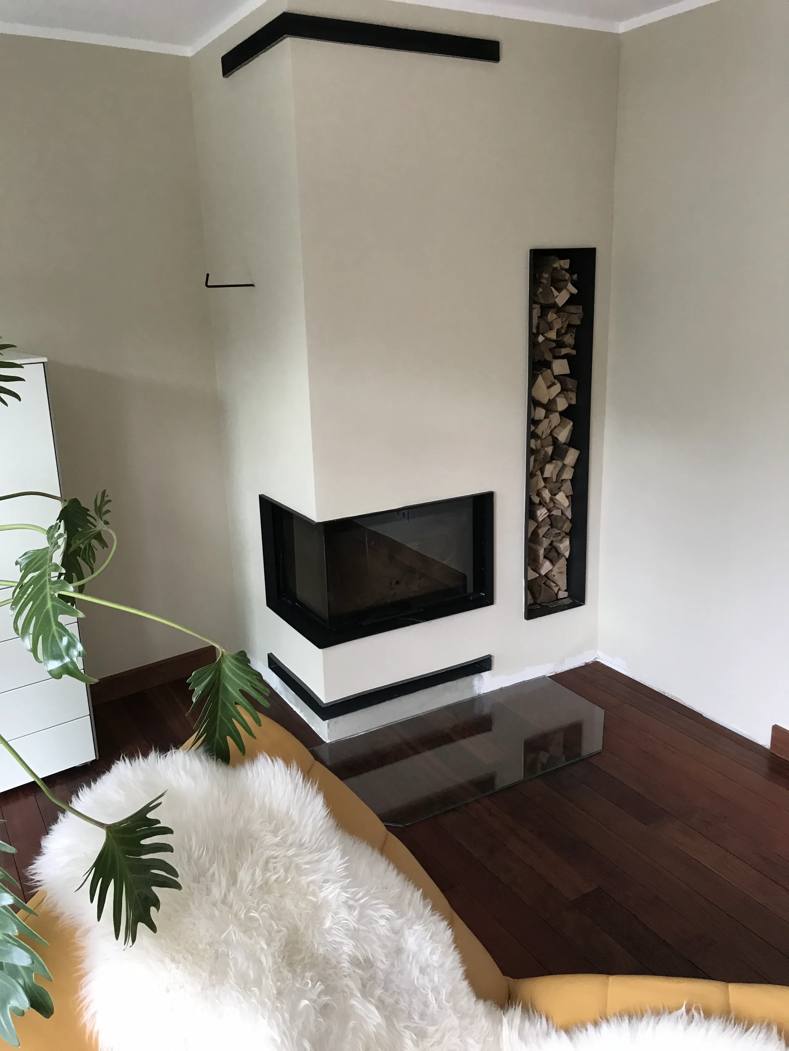 Moderner Kamin in einem stilvollen Wohnzimmer mit Holzlager