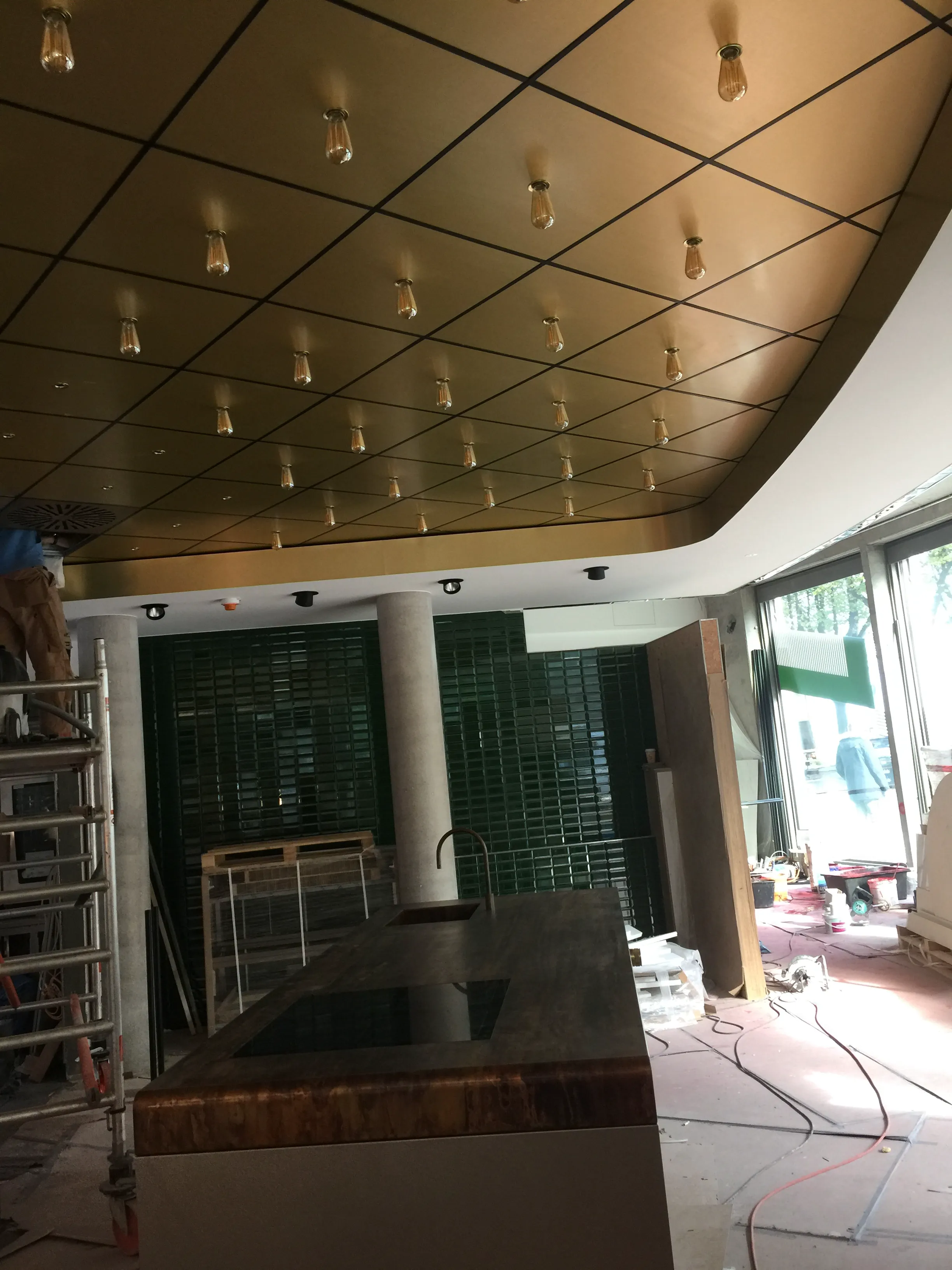 Innenausbau mit modernem Design, gebogener Decke und Beleuchtung, sowie einer Kücheneinheit im Fokus