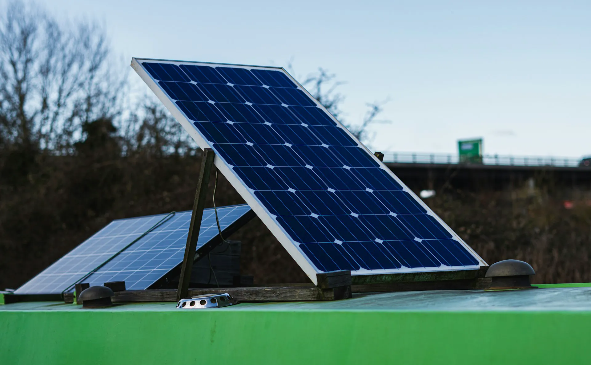 Solaranlagen auf dem Dach eines grünen Gebäudes, gut sichtbar an einem klaren Tag