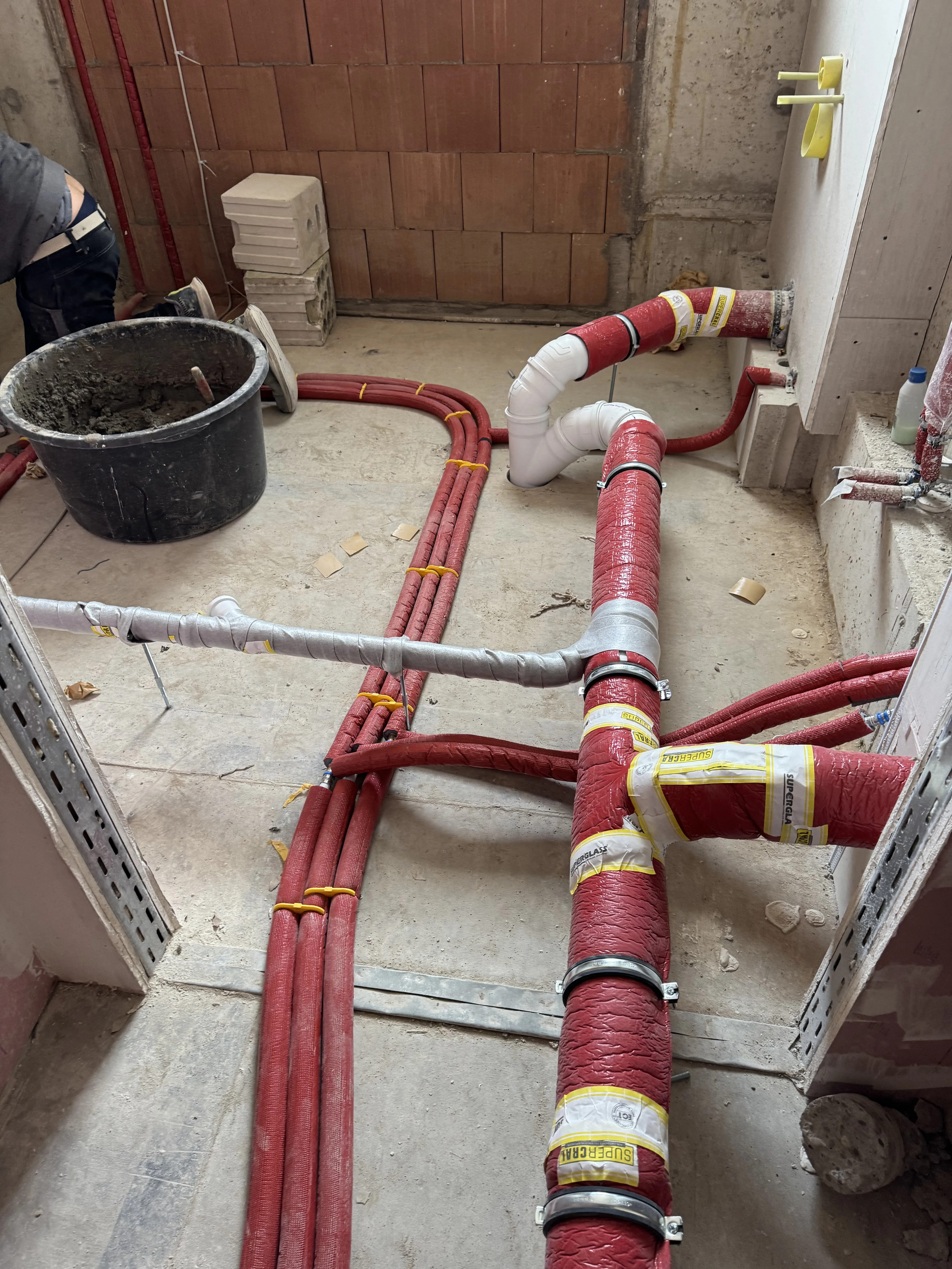 Installierte Rohrleitungen für Wasserinstallation in einem Badezimmer