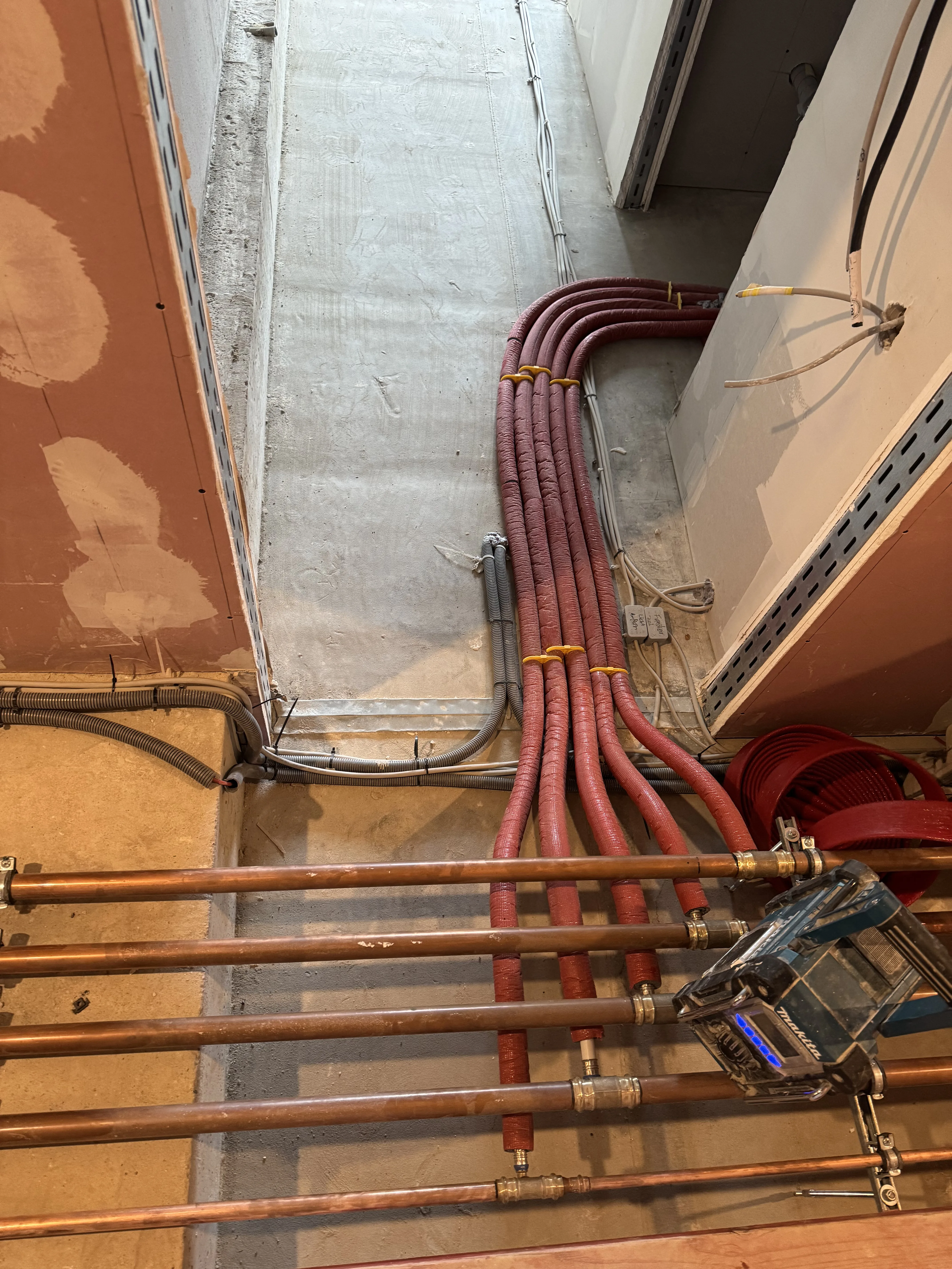 Sicht auf die Wasserinstallation mit Rohrleitungen im Innenausbau