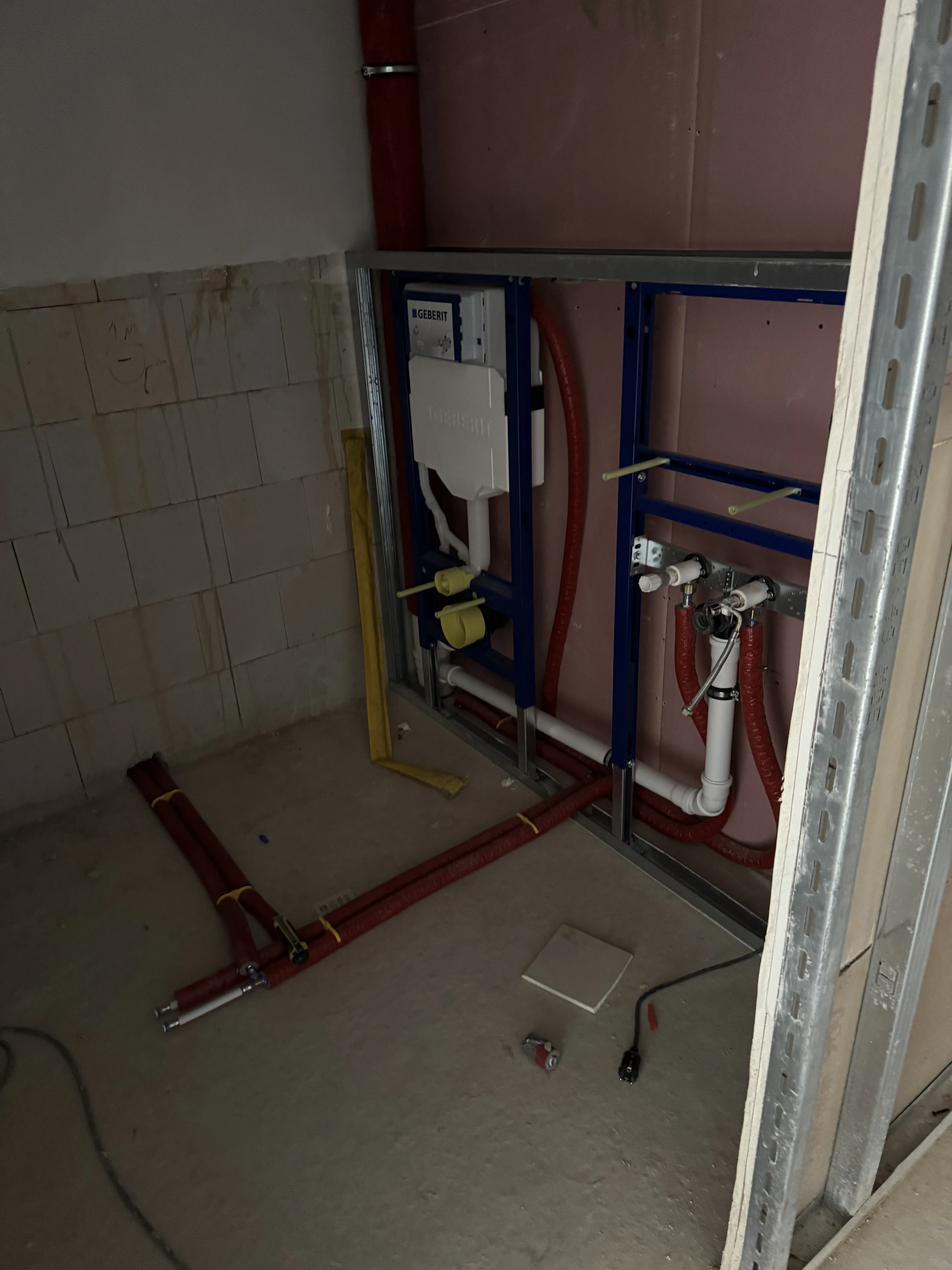 Installation von Wasserleitungen und Sanitäranlagen in einem Badezimmer
